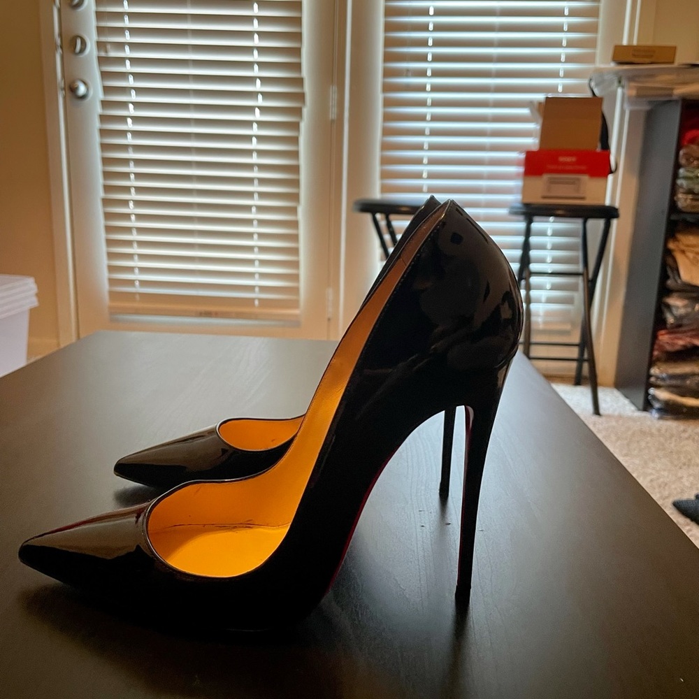 AUTHENTIC classic black ‘So Kate’ pumps!